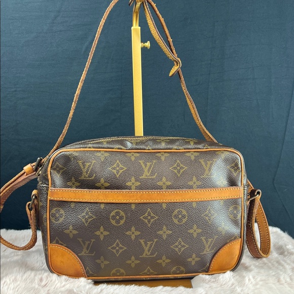 Louis Vuitton Vintage TROCADERO 27 Crossbody Monogram Bag 881TH | COA Included - Picture 1 of 16